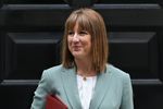 英首相、退任観測の財務相に「全面的支持」表明　社会福祉改革巡り