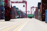 米中、相互に船舶港湾使用料徴収　海上輸送も応酬の舞台に