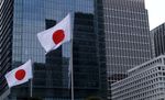 都内のオフィス街と日本国旗