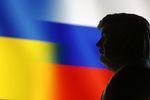 ウクライナとロシアの国旗と、トランプ大統領の人形のイメージ